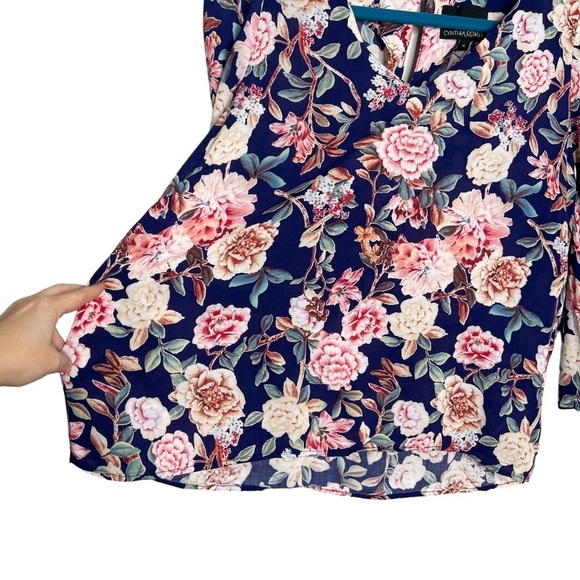 Cynthia Rowley Floral Split Flare Sleeve Rayon Blouse. - Picture 3 of 13
